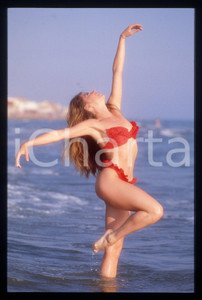 35mm vintage slide* 1990 ca COSTUME - Benedicta BOCCOLI in bikini (3)  Diapositiva d'epoca, in formato 35 mm.CONDIZIONI: GOODTutti i diritti riservatiE' severamente vietata la riproduzione. ICharta mette in vendita, sul negozio eBay e in esclusiva sul sito "icharta" il proprio archivio composto da numerose diapositive e negativi fotografici d'epoca, tutti originali e autentici, che attraversano la storia del costume italiano tra gli la fine degli anni Sessanta e Novanta.Si tratta di uno sguardo inedito sull'attualit&agrave;, la politica, la vita quotidiana, il gossip e la cultura, che fotografa il cambiamento della nazione in quest'ultimo scorcio del XX secolo. Un'occasione unica per il mercato del collezionismo, che vede finalmente disponibile un archivio eccezionale per vastit&agrave;, tematiche e condizioni, in un settore (il negativo fotografico e la diapositiva) di assoluta novit&agrave; e dalle interessanti prospettive di investimento.  originale e autentica 1