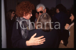 Fotografia d epoca originale 35mm vintage slide 1995 BUSTO ARSIZIO Funerali di Mia MARTINI Ornella VANONI 1