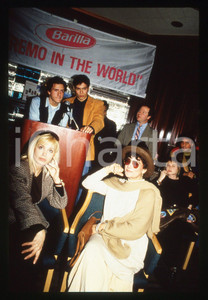 Fotografia d epoca originale 35mm vintage slide 1989 SANREMO IN THE WORLD  Mia MARTINI e Dori GHEZZI 1