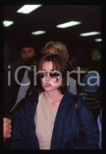35mm vintage slide* 1995 ca COSTUME - Shannen DOHERTY paparazzata in aeroporto 7