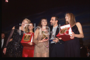 35mm vintage slide* 1997 FESTIVAL SANREMO Valeria MARINI SYRIA Anna OXA JALISSE Diapositiva d'epoca, in formato 35 mm. CONDIZIONI: GOOD Tutti i diritti riservati E' severamente vietata la riproduzione.  ICharta mette in vendita, sul negozio eBay e in esclusiva sul sito "icharta" il proprio archivio composto da numerose diapositive e negativi fotografici d'epoca, tutti originali e autentici, che attraversano la storia del costume italiano tra gli la fine degli anni Sessanta e Novanta.Si tratta di uno sguardo inedito sull'attualit&agrave;, la politica, la vita quotidiana, il gossip e la cultura, che fotografa il cambiamento della nazione in quest'ultimo scorcio del XX secolo. Un'occasione unica per il mercato del collezionismo, che vede finalmente disponibile un archivio eccezionale per vastit&agrave;, tematiche e condizioni, in un settore (il negativo fotografico e la diapositiva) di assoluta novit&agrave; e dalle interessanti prospettive di investimento.      originale e autentica 1