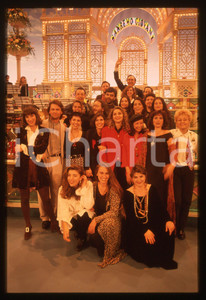 35mm vintage slide* 1994 FESTIVAL SANREMO Andrea BOCELLI GIORGIA Pippo BAUDO 6 Nella diapositiva sono inoltre presenti Antonella Arancio,Baraonna,Daniela Colace,Daniele Fossati,Danilo Amerio,Francesca Schiavo,Franz Campi,Gi&ograve; Di Tonno,Irene Grandi,Joe Barbieri,Lighea,Paideja,Paola Angeli,Silvia Cecchetti,Simona D'Alessio e Valeria Visconti. Diapositiva d'epoca, in formato 35 mm. CONDIZIONI: GOOD Tutti i diritti riservati E' severamente vietata la riproduzione.  ICharta mette in vendita, sul negozio eBay e in esclusiva sul sito "icharta" il proprio archivio composto da numerose diapositive e negativi fotografici d'epoca, tutti originali e autentici, che attraversano la storia del costume italiano tra gli la fine degli anni Sessanta e Novanta.Si tratta di uno sguardo inedito sull'attualit&agrave;, la politica, la vita quotidiana, il gossip e la cultura, che fotografa il cambiamento della nazione in quest'ultimo scorcio del XX secolo. Un'occasione unica per il mercato del collezionismo, che vede finalmente disponibile un archivio eccezionale per vastit&agrave;, tematiche e condizioni, in un settore (il negativo fotografico e la diapositiva) di assoluta novit&agrave; e dalle interessanti prospettive di investimento.      originale e autentica 1