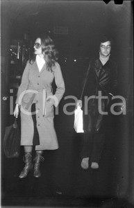 1970ca MUSICA MINA e Virgilio CROCCO a Lugano 2 NEGATIVO ORIGINALE   Negativo originale in bianco e nero, in formato cm 6 x 8 CONDIZIONI: POOR (Negativo rozzamente ritagliato con perforazione e scheggiato sul lato superiore) ICharta mette in vendita, sul negozio eBay e in esclusiva sul sito "icharta" il proprio archivio composto da numerose diapositive e negativi fotografici d'epoca, tutti originali e autentici, che attraversano la storia del costume italiano tra gli la fine degli anni Sessanta e Novanta.Si tratta di uno sguardo inedito sull'attualità, la politica, la vita quotidiana, il gossip e la cultura, che fotografa il cambiamento della nazione in quest'ultimo scorcio del XX secolo. Un'occasione unica per il mercato del collezionismo, che vede finalmente disponibile un archivio eccezionale per vastità, tematiche e condizioni, in un settore (il negativo fotografico e la diapositiva) di assoluta novità e dalle interessanti prospettive di investimento. POOR/danneggiato   originale e autentica 1