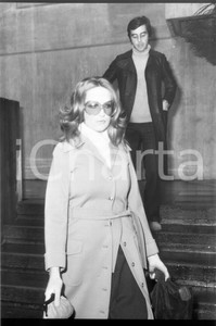 1970ca Lugano MINA e Virgilio 2 CROCCO NEGATIVO ORIGINALE   Negativo originale in bianco e nero, in formato cm 6 x 8 CONDIZIONI: POOR (lievi mancanze al bordo superiore non percepibili dalla scansione) ICharta mette in vendita, sul negozio eBay e in esclusiva sul sito "icharta" il proprio archivio composto da numerose diapositive e negativi fotografici d'epoca, tutti originali e autentici, che attraversano la storia del costume italiano tra gli la fine degli anni Sessanta e Novanta.Si tratta di uno sguardo inedito sull'attualità, la politica, la vita quotidiana, il gossip e la cultura, che fotografa il cambiamento della nazione in quest'ultimo scorcio del XX secolo. Un'occasione unica per il mercato del collezionismo, che vede finalmente disponibile un archivio eccezionale per vastità, tematiche e condizioni, in un settore (il negativo fotografico e la diapositiva) di assoluta novità e dalle interessanti prospettive di investimento. POOR/danneggiato   originale e autentica 1