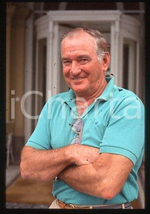 35mm vintage slide* 1999 ca ITALY Rod TAYLOR Australian actor (2)  Diapositiva d'epoca, in formato 35 mm.CONDIZIONI: GOODE' severamente vietata la riproduzione. Tutti i diritti sono riservati.Nella diapositiva ICharta mette in vendita, sul negozio eBay e in esclusiva sul sito "icharta" il proprio archivio composto da numerose diapositive e negativi fotografici d'epoca, tutti originali e autentici, che attraversano la storia del costume italiano tra gli la fine degli anni Sessanta e Novanta.Si tratta di uno sguardo inedito sull'attualit&agrave;, la politica, la vita quotidiana, il gossip e la cultura, che fotografa il cambiamento della nazione in quest'ultimo scorcio del XX secolo. Un'occasione unica per il mercato del collezionismo, che vede finalmente disponibile un archivio eccezionale per vastit&agrave;, tematiche e condizioni, in un settore (il negativo fotografico e la diapositiva) di assoluta novit&agrave; e dalle interessanti prospettive di investimento.  CONDIZIONI:FAIR/discreto originale e autentica 1