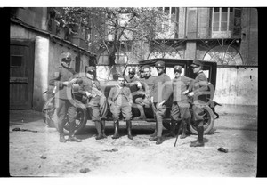 1926 AREA TORINO Militari in caserma con auto  NEGATIVO ORIGINALE Negativo originale in bianco e nero, su pellicola, in formato cm 6 x 9 CONDIZIONI: FAIR E' SEVERAMENTE VIETATA LA RIPRODUZIONE.TUTTI I DIRITTI SONO RISERVATI.ICharta mette in vendita, sul negozio eBay e in esclusiva sul sito "icharta" il proprio archivio composto da numerose diapositive e negativi fotografici d'epoca, tutti originali e autentici, che attraversano la storia del costume italiano tra gli la fine degli anni Sessanta e Novanta.Si tratta di uno sguardo inedito sull'attualità, la politica, la vita quotidiana, il gossip e la cultura, che fotografa il cambiamento della nazione in quest'ultimo scorcio del XX secolo. Un'occasione unica per il mercato del collezionismo, che vede finalmente disponibile un archivio eccezionale per vastità, tematiche e condizioni, in un settore (il negativo fotografico e la diapositiva) di assoluta novità e dalle interessanti prospettive di investimento. CONDIZIONI:FAIR/discreto originale e autentica 1