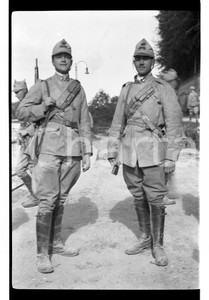 1926 ALPIGNANO (TO) Artiglieri in posa NEGATIVO ORIGINALE Negativo originale in bianco e nero, su pellicola, in formato cm 6 x 9 CONDIZIONI: FAIR E' SEVERAMENTE VIETATA LA RIPRODUZIONE.TUTTI I DIRITTI SONO RISERVATI.ICharta mette in vendita, sul negozio eBay e in esclusiva sul sito "icharta" il proprio archivio composto da numerose diapositive e negativi fotografici d'epoca, tutti originali e autentici, che attraversano la storia del costume italiano tra gli la fine degli anni Sessanta e Novanta.Si tratta di uno sguardo inedito sull'attualità, la politica, la vita quotidiana, il gossip e la cultura, che fotografa il cambiamento della nazione in quest'ultimo scorcio del XX secolo. Un'occasione unica per il mercato del collezionismo, che vede finalmente disponibile un archivio eccezionale per vastità, tematiche e condizioni, in un settore (il negativo fotografico e la diapositiva) di assoluta novità e dalle interessanti prospettive di investimento. FAIR/discreto   originale e autentica 1