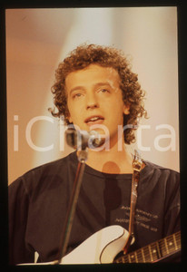 Fotografia d epoca originale 35mm vintage slide 1985 ca MUSICA Mike FRANCIS durante un concerto 18 1