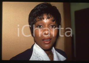 35mm vintage slide* 1980 ca MUSICA Amii STEWART - Ritratto della cantante (25)   Diapositiva d'epoca, in formato 35 mm. CONDIZIONI: GOODTutti i diritti riservati.E' severamente vietata la riproduzione. ICharta mette in vendita, sul negozio eBay e in esclusiva sul sito "icharta" il proprio archivio composto da numerose diapositive e negativi fotografici d'epoca, tutti originali e autentici, che attraversano la storia del costume italiano tra gli la fine degli anni Sessanta e Novanta.Si tratta di uno sguardo inedito sull'attualit&agrave;, la politica, la vita quotidiana, il gossip e la cultura, che fotografa il cambiamento della nazione in quest'ultimo scorcio del XX secolo. Un'occasione unica per il mercato del collezionismo, che vede finalmente disponibile un archivio eccezionale per vastit&agrave;, tematiche e condizioni, in un settore (il negativo fotografico e la diapositiva) di assoluta novit&agrave; e dalle interessanti prospettive di investimento.  originale e autentica 1