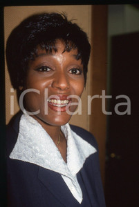 35mm vintage slide* 1980 ca MUSICA Amii STEWART - Ritratto della cantante (40)   Diapositiva d'epoca, in formato 35 mm. CONDIZIONI: GOODTutti i diritti riservati.E' severamente vietata la riproduzione. ICharta mette in vendita, sul negozio eBay e in esclusiva sul sito "icharta" il proprio archivio composto da numerose diapositive e negativi fotografici d'epoca, tutti originali e autentici, che attraversano la storia del costume italiano tra gli la fine degli anni Sessanta e Novanta.Si tratta di uno sguardo inedito sull'attualit&agrave;, la politica, la vita quotidiana, il gossip e la cultura, che fotografa il cambiamento della nazione in quest'ultimo scorcio del XX secolo. Un'occasione unica per il mercato del collezionismo, che vede finalmente disponibile un archivio eccezionale per vastit&agrave;, tematiche e condizioni, in un settore (il negativo fotografico e la diapositiva) di assoluta novit&agrave; e dalle interessanti prospettive di investimento.  originale e autentica 1