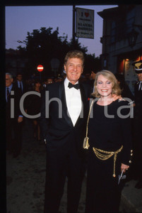 35mm vintage slide* 1985 ca MILANO Robert STACK con Rosemarie BOWE (2)   Diapositiva d'epoca, in formato 35 mm. CONDIZIONI: GOODTutti i diritti riservati.E' severamente vietata la riproduzione. ICharta mette in vendita, sul negozio eBay e in esclusiva sul sito "icharta" il proprio archivio composto da numerose diapositive e negativi fotografici d'epoca, tutti originali e autentici, che attraversano la storia del costume italiano tra gli la fine degli anni Sessanta e Novanta.Si tratta di uno sguardo inedito sull'attualit&agrave;, la politica, la vita quotidiana, il gossip e la cultura, che fotografa il cambiamento della nazione in quest'ultimo scorcio del XX secolo. Un'occasione unica per il mercato del collezionismo, che vede finalmente disponibile un archivio eccezionale per vastit&agrave;, tematiche e condizioni, in un settore (il negativo fotografico e la diapositiva) di assoluta novit&agrave; e dalle interessanti prospettive di investimento.  originale e autentica 1