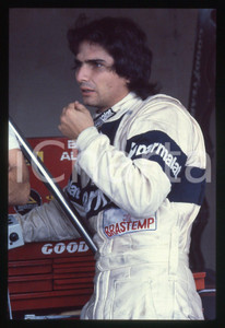 35mm vintage slide* 1980 ca FORMULA1 Nelson PIQUET scuderia BRABHAM - Ritratto   CONDIZIONI: GOODTutti i diritti riservati.E' severamente vietata la riproduzione. ICharta mette in vendita, sul negozio eBay e in esclusiva sul sito "icharta" il proprio archivio composto da numerose diapositive e negativi fotografici d'epoca, tutti originali e autentici, che attraversano la storia del costume italiano tra gli la fine degli anni Sessanta e Novanta.Si tratta di uno sguardo inedito sull'attualit&agrave;, la politica, la vita quotidiana, il gossip e la cultura, che fotografa il cambiamento della nazione in quest'ultimo scorcio del XX secolo. Un'occasione unica per il mercato del collezionismo, che vede finalmente disponibile un archivio eccezionale per vastit&agrave;, tematiche e condizioni, in un settore (il negativo fotografico e la diapositiva) di assoluta novit&agrave; e dalle interessanti prospettive di investimento.  originale e autentica 1
