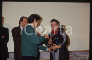 Fotografia d epoca originale 35mm vintage slide 1987 UOMO AVVENTURA Nelson PIQUET Jerry SCOTTIPremiazione 1