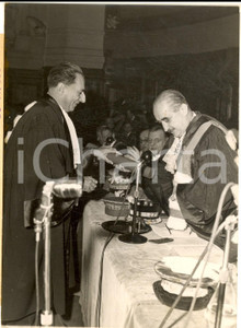1953 PARIS Jean SARRAILH remet diplÃ´me docteur honoris causa Ã  Giacomo DEVOTO Fotografia d'epoca con didascalia coeva.  CONDIZIONI: GFORMATO: 13x18 cm     originale e autentica 1
