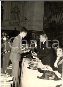 1954 PARIS RenÃ© COTY premia Weber Fritz miglior alunno di Francia - Foto 13x18 Fotografia d'epoca con didascalia coeva.  CONDIZIONI: GFORMATO: 13x18 cm     originale e autentica 1
