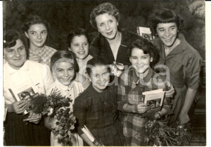 1954 PARIS Salon de l'Enfance - Jeune jury d'enfants  Grand Prix de LittÃ©rature Fotografia d'epoca con didascalia coeva.  CONDIZIONI: G FORMATO: 18x13 cm     originale e autentica 1