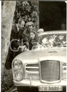 1960 NEUILLY-SUR-SEINE BETTINA e la Begum dopo la morte del principe Ali KHAN Fotografia d'epoca con didascalia coeva. CONDIZIONI: G FORMATO: 13x18 cm     originale e autentica 1