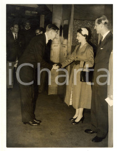 1956 LONDON Queen ELIZABETH II shaking hands with Roger BANNISTER *Photo 15x20 Fotografia d'epoca, con didascalia coeva al verso. CONDIZIONI: FAIR (alone diffuso)FORMATO: 15x20 cm    originale e autentica 1