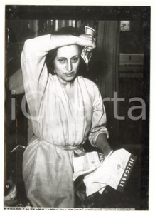 1956 ROMA Anna MAGNANI all'annuncio dell'assegnazione premio Oscar *Foto 13x18 Fotografia d'epoca, con didascalia coeva al verso. CONDIZIONI: FAIR (bassa qualit&agrave; di stampa; sovraimpressione lungo il margine sinistro; lievi macchie)FORMATO: 13x18 cm    originale e autentica 1
