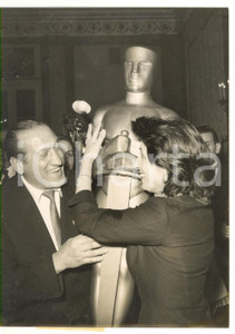 1956 ROMA Hotel EXCELSIOR - Anna MAGNANI vince Oscar per "La rosa tatuata" *Foto Fotografia d'epoca, con didascalia coeva al verso. CONDIZIONI: G (ma sovraimpressione al margine destro)FORMATO: 18x13 cm    originale e autentica 1