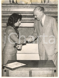 1956 ROMA Henry LUCE consegna Oscar ad Anna MAGNANI come migliore attrice - Foto Fotografia d'epoca, con didascalia coeva al verso. CONDIZIONI: FAIR (bassa qualit&agrave; di stampa; lieve alone al margine superiore)FORMATO: 13x18 cm    originale e autentica 1