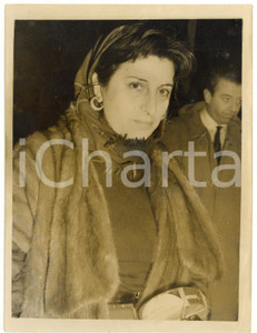 1952 LONDON Ritratto dell'attrice Anna MAGNANI in pelliccia *Foto 15x20 Fotografia d'epoca, con didascalia coeva al verso. CONDIZIONI: FAIR (alone diffuso; piegature al margine inferiore destro; lievi sovraimpressioni)FORMATO: 15x20 cm    originale e autentica 1