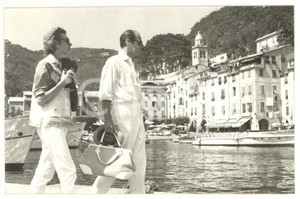 1958 PORTOFINO Rex HARRISON e Kay KENDALL a passeggio sul molo *Foto 18x12 cm Fotografia d'epoca, con didascalia coeva al verso. CONDIZIONI: GFORMATO: 18x12 cm    originale e autentica 1
