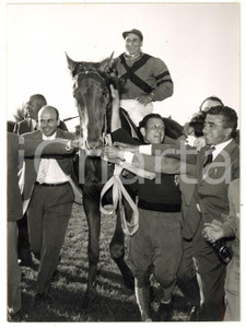 1955 ROMA Derby italiano di galoppo - IPPICA Vincitore Paolo CAPRIOLI su ALTREK Fotografia d'epoca, con didascalia coeva al verso. CONDIZIONI: GFORMATO: 13x18 cm    originale e autentica 1