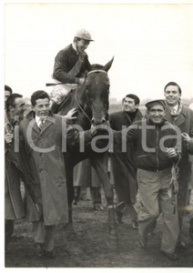 1956 ROMA Gran Corsa Siepi - IPPICA Il vincitore SPEGASSO *Foto 13x18 Fotografia d'epoca, con didascalia coeva al verso. CONDIZIONI: G (ma lieve ondulazione al margine destro)FORMATO: 13x18 cm    originale e autentica 1
