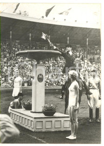 1956 STOCCOLMA XVI Olimpiade - EQUITAZIONE Hans WINKLER accende fuoco olimpico Fotografia d'epoca, con didascalia coeva al verso. CONDIZIONI: FAIR (bassa qualit&agrave; di stampa; piegatura al margine superiore)FORMATO: 13x18 cm    originale e autentica 1
