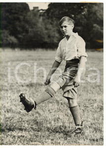 1937 (Ristampa 1954) ETON Giovane principe Alessandro II DI JUGOSLAVIA *Foto Fotografia d'epoca, con didascalia coeva al verso. CONDIZIONI: FAIR (bassa qualit&agrave; di stampa)FORMATO: 13x18 cm    originale e autentica 1