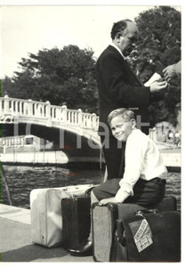 1959 VENEZIA Mostra del CINEMA - Arrivo del giovane attore Jan McLAINE *Foto Fotografia d'epoca, con didascalia coeva al verso. CONDIZIONI: G (ma lieve ondulazione)FORMATO: 13x18 cm    originale e autentica 1
