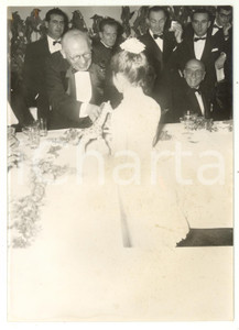 1955 ca PREMIO POESIA ETNA-TAORMINA Francesco FLORA con giovane Ellison DRONET Fotografia d'epoca, con didascalia coeva al verso. CONDIZIONI: POOR (bassa qualit&agrave; di stampa; piccola piegatura al margine inferiore; lievi aloni)FORMATO: 13x18 cm    originale e autentica 1