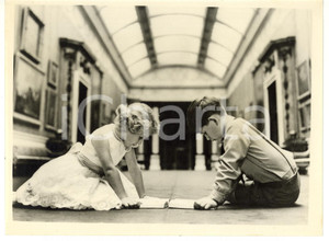 1956 LONDON Buckingham Palace - The Royal children CHARLES and ANNE *Photo 20x15 Fotografia d'epoca, con didascalia coeva al verso. CONDIZIONI: GFORMATO: 20x15 cm    originale e autentica 1