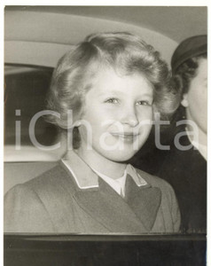 1958 LONDON Princess ANNE leaving The Hospital for Sick Children *Photo 15x20 Fotografia d'epoca, con didascalia coeva al verso. CONDIZIONI: FAIR (bassa qualit&agrave; di stampa; piccole piegature ai margini)FORMATO: 15x20 cm    originale e autentica 1