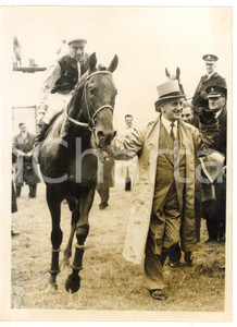1956 EPSOM DERBY Rae JOHNSTONE on LAVANDIN winning the race ^Photo Fotografia d'epoca, con didascalia coeva al verso. CONDIZIONI: FAIR (alone diffuso; piccole piegature sparse)FORMATO: 15x20 cm  originale e autentica 1