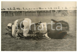1953 SANDOWN PARK Novices' Hurdle - John GOODGAME falling off FIX BAYONETS  Fotografia d'epoca, con didascalia coeva al verso. CONDIZIONI: FAIR (ondulazione al margine destro; sovraimpressione; piccole piegature)FORMATO: 20x13 cm    originale e autentica 1