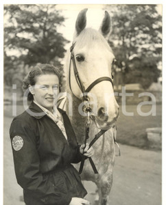 1953 STROUD - MISERDEN Pat SMYTHE with her gray mare TOSCA *Photo 15x20 Fotografia d'epoca, con didascalia coeva al verso. CONDIZIONI: G (ma piccole piegature ai margini; lieve alone al centro)FORMATO: 15x20 cm    originale e autentica 1