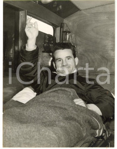 1954 SALISBURY Sir Gordon RICHARDS waving from the ambulance *Photo15x20 Fotografia d'epoca, con didascalia coeva al verso. CONDIZIONI: FAIR (sovraimpressione e piccole piegature ai margini)FORMATO: 15x20 cm    originale e autentica 1