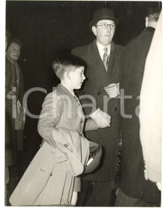 1958 LONDON Prince CHARLES hand in hand with a Buckingham Palace official *Photo Fotografia d'epoca, con didascalia coeva al verso. CONDIZIONI: FAIR (bassa qualit&agrave; di stampa; lieve piegatura all'angolo inferiore sinistro; lieve ondulazione al margine superiore)FORMATO: 15x20 cm    originale e autentica 1