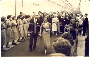 1957 ROUBAIX Regina Elisabetta visita filatura con il direttore Amédée PROUVOST