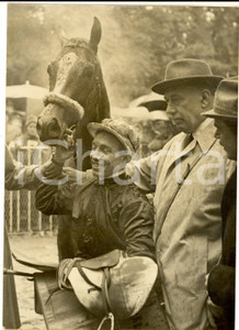 1960 PARIS Grand Prix de l'Arc de Triomphe - Jockey GARCIA avec PUISSANT CHEF Fotografia d'epoca con didascalia coeva.  CONDIZIONI: GFORMATO:  12x18 cm    originale e autentica 1