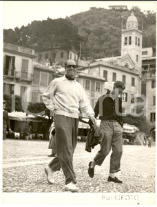1953 PORTOFINO Attore Rex HARRISON in vacanza con il figlio *Foto 18x24 cm Fotografia d'epoca con didascalia coeva al verso. CONDIZIONI: FAIR (piegature marginali) FORMATO: 18x24 cm     originale e autentica 1