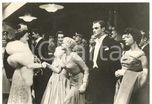 1957 LONDON - ODEON Queen ELIZABETH II shaking hands with Jayne MANSFIELD *Photo Fotografia d'epoca, con didascalia coeva al verso. CONDIZIONI: FAIR (strappo millimetrico al margine destro; lieve piegatura all'angolo superiore sinistro)FORMATO: 20x15 cm    originale e autentica 1