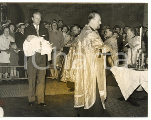 1957 LONDON Serbian Church - Duke of EDINBURGH godfather of Princess MARIJA Fotografia d'epoca, con didascalia coeva al verso. CONDIZIONI: FAIR (alone al centro)FORMATO: 20x15 cm    originale e autentica 1