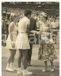 1957 WIMBLEDON Ladies Singles Championship - ELIZABETH II with Althea GIBSON  Fotografia d'epoca, con didascalia coeva al verso. CONDIZIONI: FAIR (piegatura al margine superiore; piegatura al margine inferiore; bassa qualit&agrave; di stampa)FORMATO: 20x15 cm    originale e autentica 1