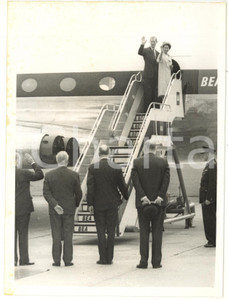 1961 LONDON AIRPORT - ELIZABETH II and Duke of EDINBURGH leaving *Photo 15x20 Fotografia d'epoca, con didascalia coeva al verso. CONDIZIONI: POOR (rigature; aloni ai margini sinistro e superiore)FORMATO: 15x20 cm    originale e autentica 1