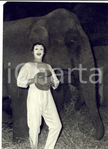 1962 PARIS Cirque d'Hiver - Le mime Marcel MARCEAU avec un Ã©lÃ©phant *Photo Fotografia d'epoca con didascalia coeva.  CONDIZIONI: G FORMATO:  13x18 cm    originale e autentica 1