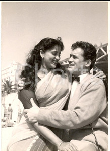 1954 FESTIVAL CANNES Carl MOHNER with Indian actress MOHNA - Photo 13x18 cm Fotografia d'epoca, con didascalia coeva al verso. CONDIZIONI: G (minima sovraimpressione)FORMATO: 13x18 cm    originale e autentica 1