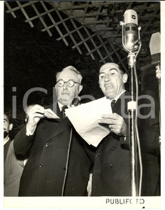 1953 PREMIO VIAREGGIO Amerigo GOMEZ presenta il vincitore Carlo Emilio GADDA Fotografia d'epoca, con didascalia coeva al verso. CONDIZIONI: G (ma lieve sovraimpressione e puntinature)FORMATO: 18x24 cm     originale e autentica 1